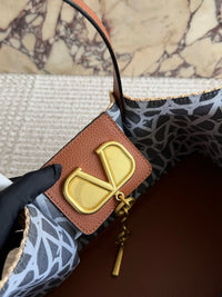 Straw VLogo Signature Tote Bag