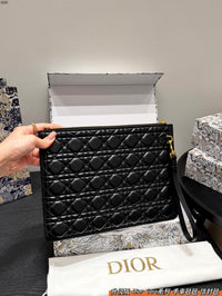 30 Montaigne Dea Pouch