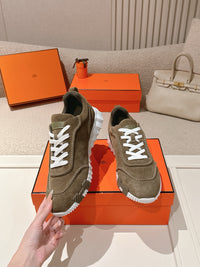 26S Bouncing Sneakers