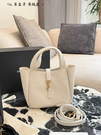 Le 5 à 7 Small Bucket Bag in Grained Leather