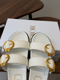 26S Médaillon Buckle Slides