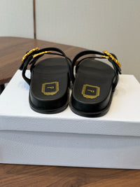 26S Médaillon Buckle Slides