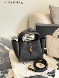 Le 5 à 7 Small Bucket Bag in Grained Leather