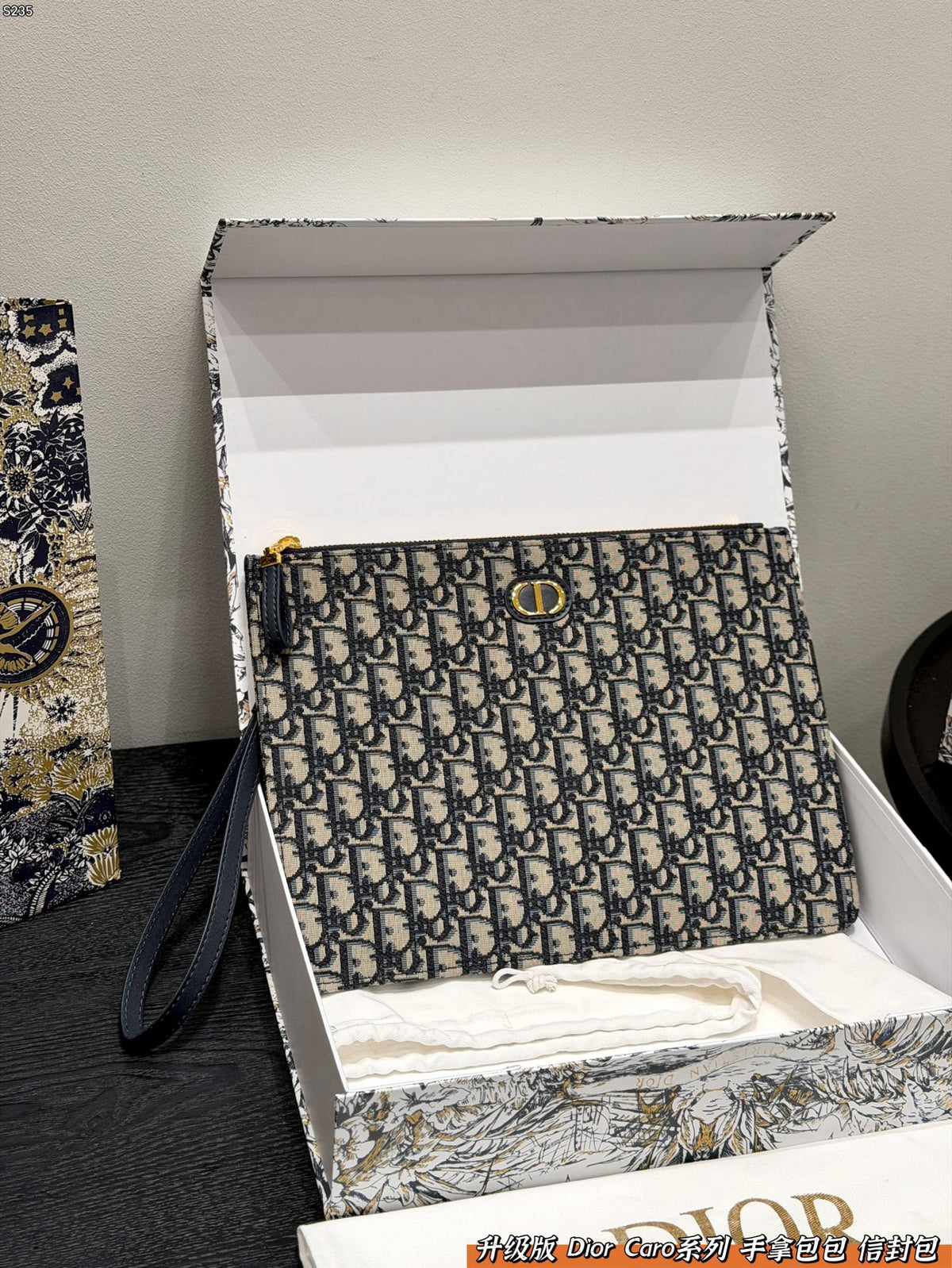 30 Montaigne Dea Pouch