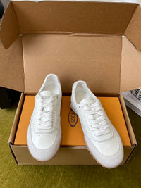T Sneakers