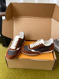 T Sneakers