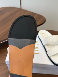 26S Médaillon Buckle Slides
