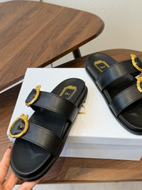 26S Médaillon Buckle Slides