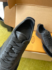 T Sneakers