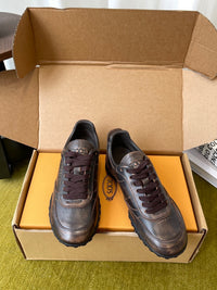 T Sneakers