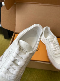 T Sneakers