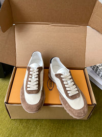 T Sneakers