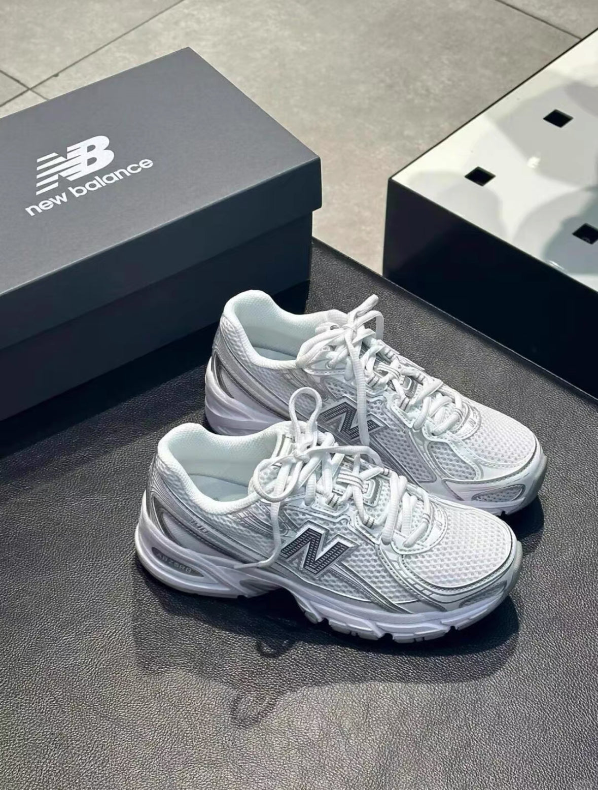 NB530 White Silver