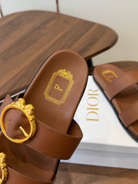 26S Médaillon Buckle Slides