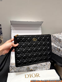 30 Montaigne Dea Pouch
