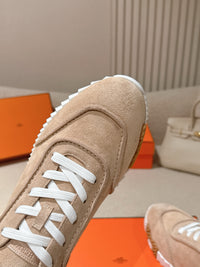 26S Bouncing Sneakers