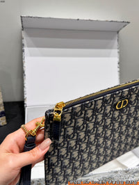 30 Montaigne Dea Pouch