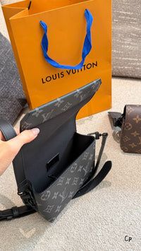 Steamer Wearable Wallet Bag