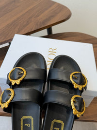 26S Médaillon Buckle Slides