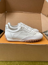 T Sneakers