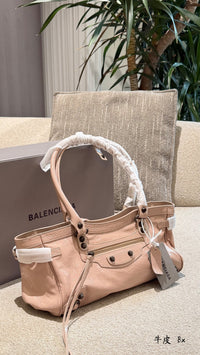 Le City East-West Leather Tote Bag