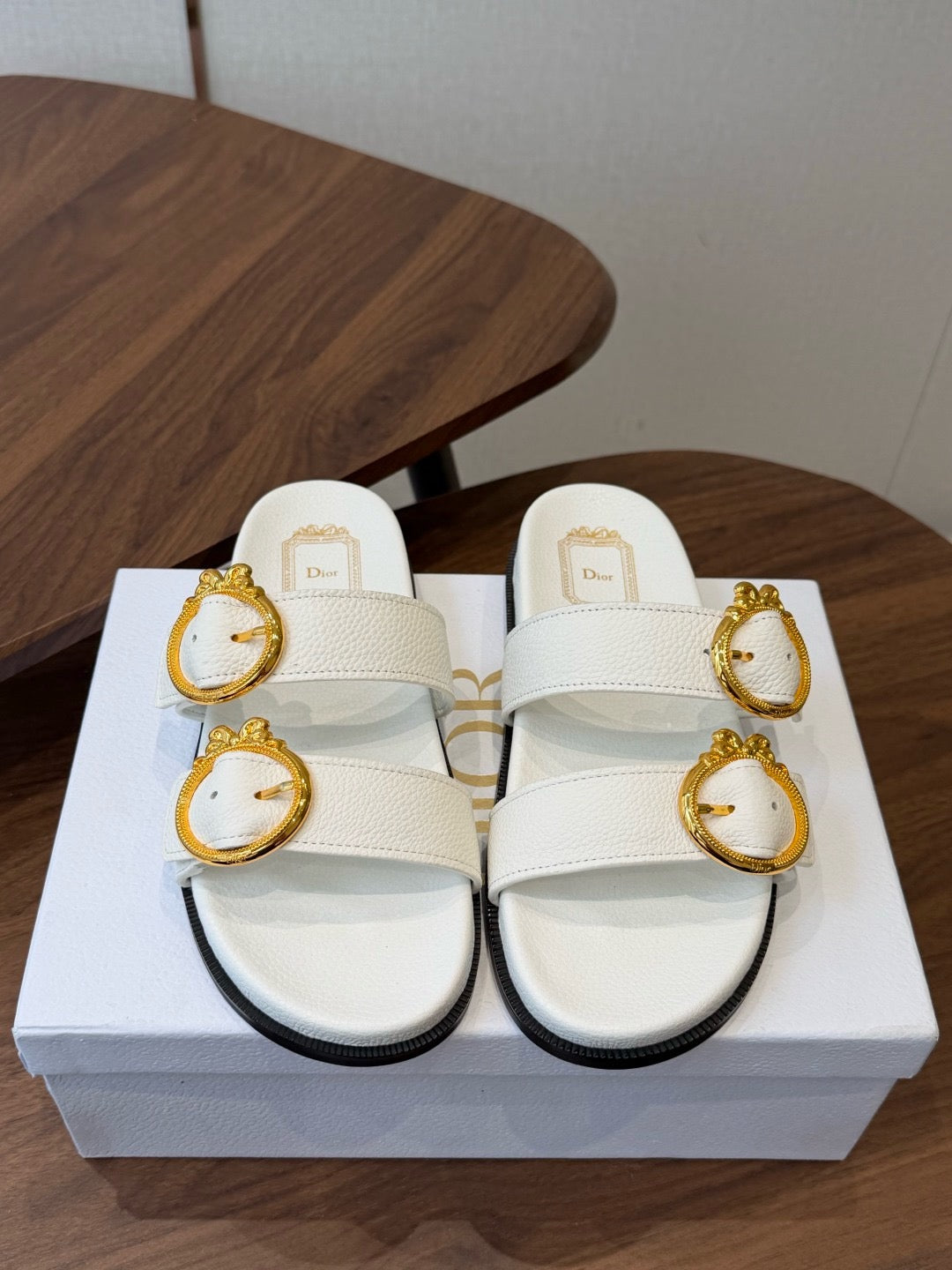 26S Médaillon Buckle Slides