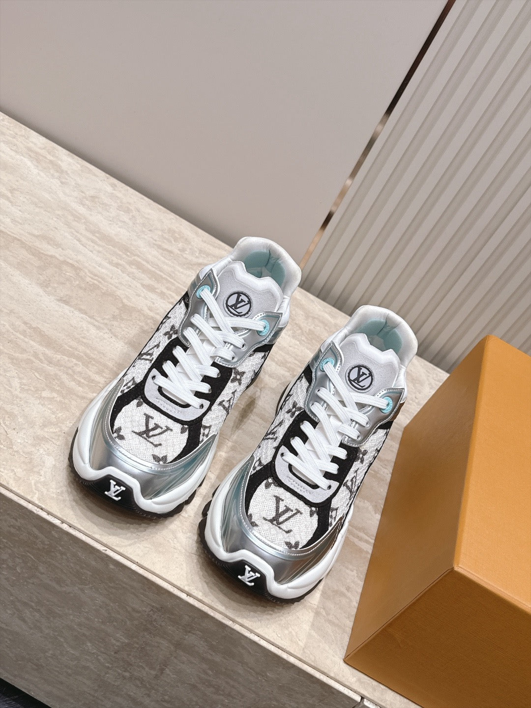 Run 55 Sneakers