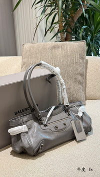 Le City East-West Leather Tote Bag