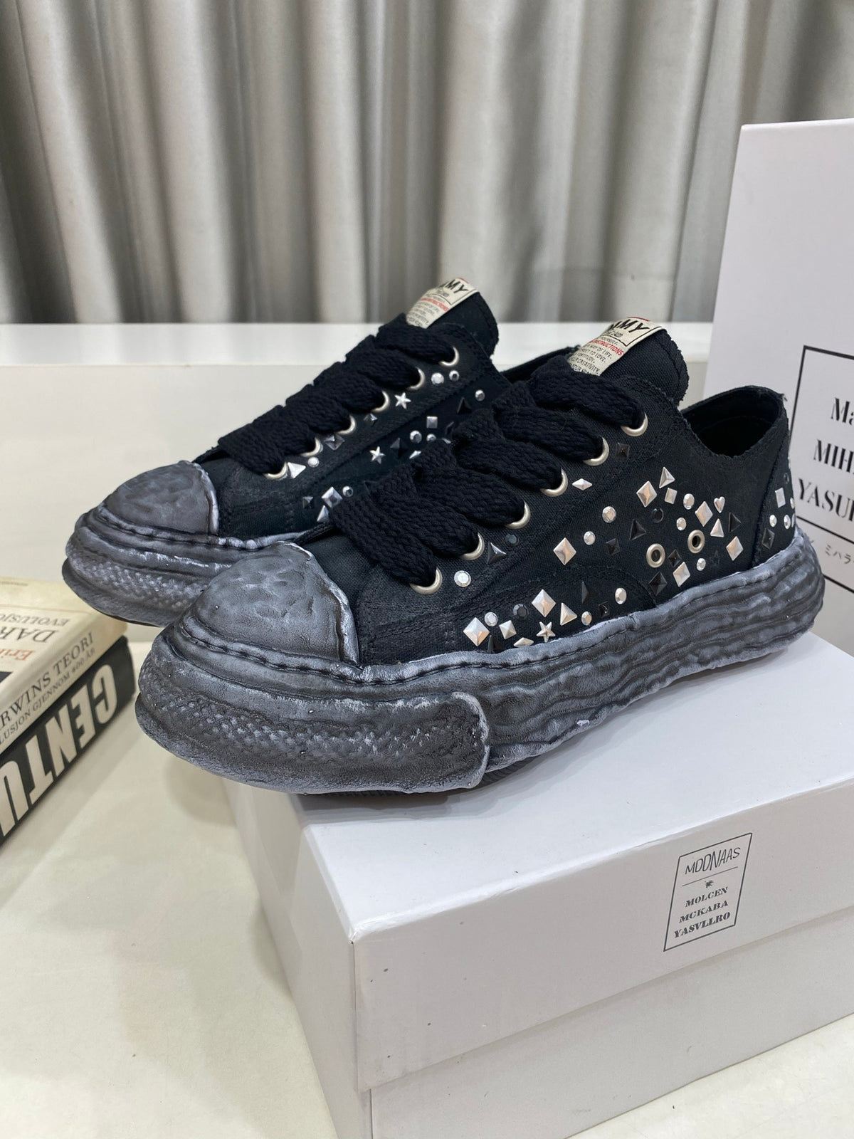 Peterson 23 Embellished Low-Top Trainers
