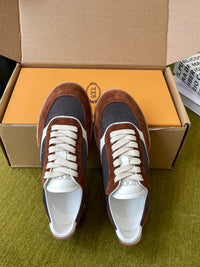 T Sneakers