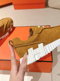 26S Bouncing Sneakers