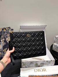 30 Montaigne Dea Pouch