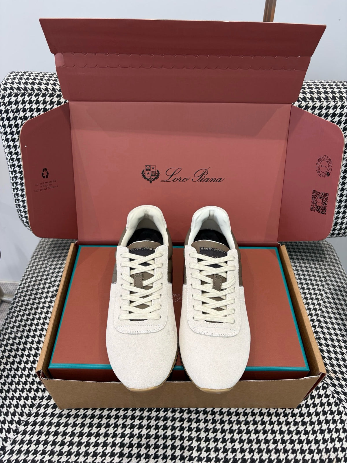 Fast Walk Sneakers