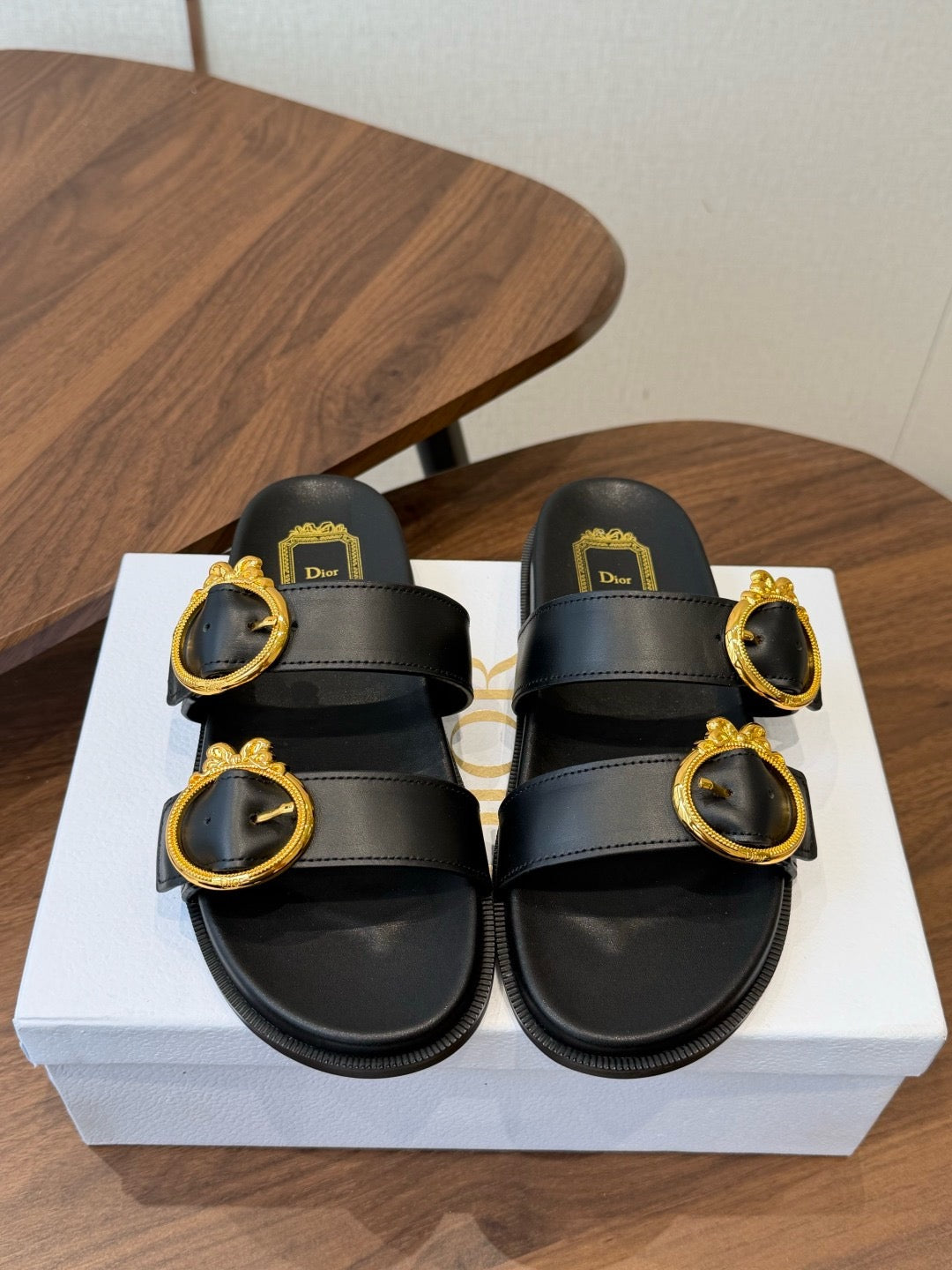 26S Médaillon Buckle Slides