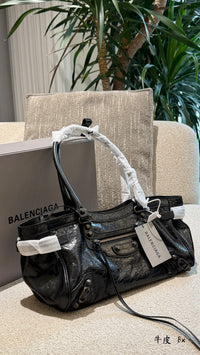 Le City East-West Leather Tote Bag
