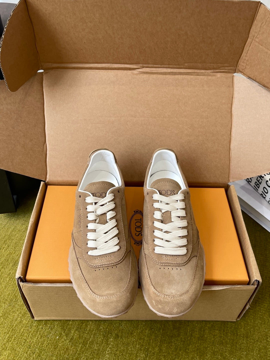 T Sneakers