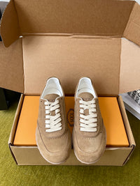 T Sneakers