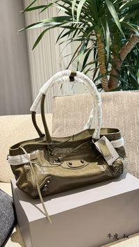 Le City East-West Leather Tote Bag