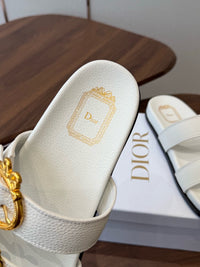 26S Médaillon Buckle Slides