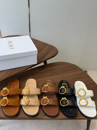 26S Médaillon Buckle Slides