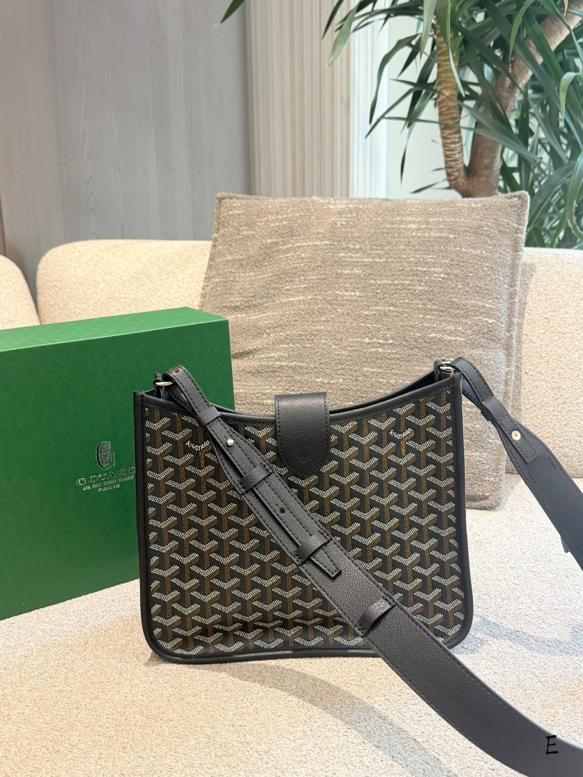 Belvedere PM Messenger Bag