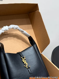 Le 5 à 7 Supple Hobo Bag