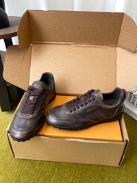 T Sneakers