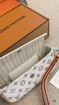 Ivy Wallet On Chain Monogram Pearly