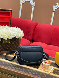 Nil Messenger Bag