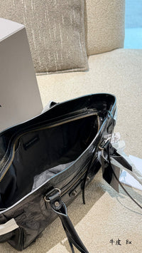 Le City East-West Leather Tote Bag