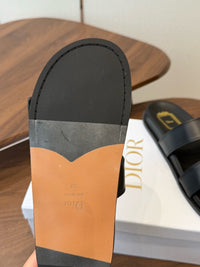 26S Médaillon Buckle Slides