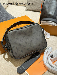 Nil Messenger Bag